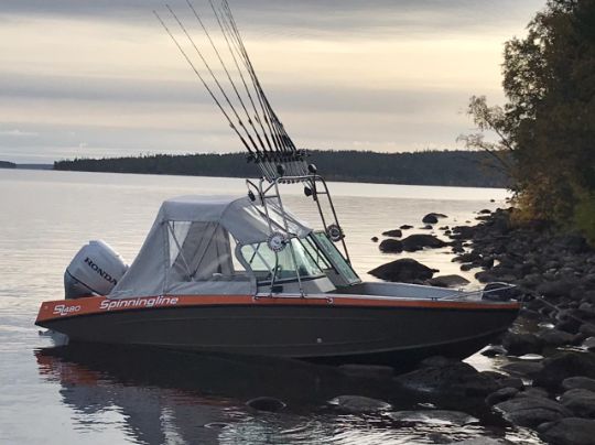 Катер для рыбалки с егерем на озере Пяозеро